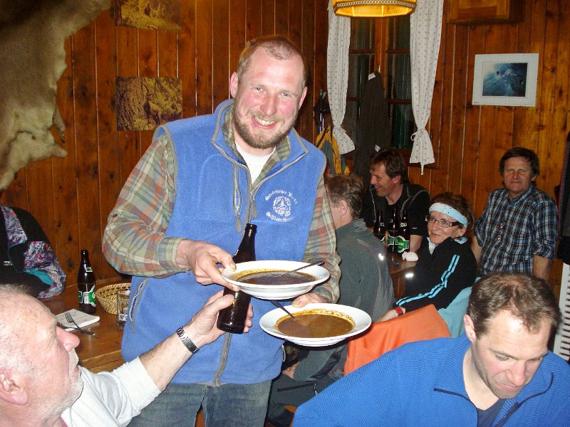 20 nach dem Abbrennen serviert uns beim Steirischen Jokl Wirt Gerald seine gute Gulaschsuppe und Weihfleisch vom feinsten.JPG